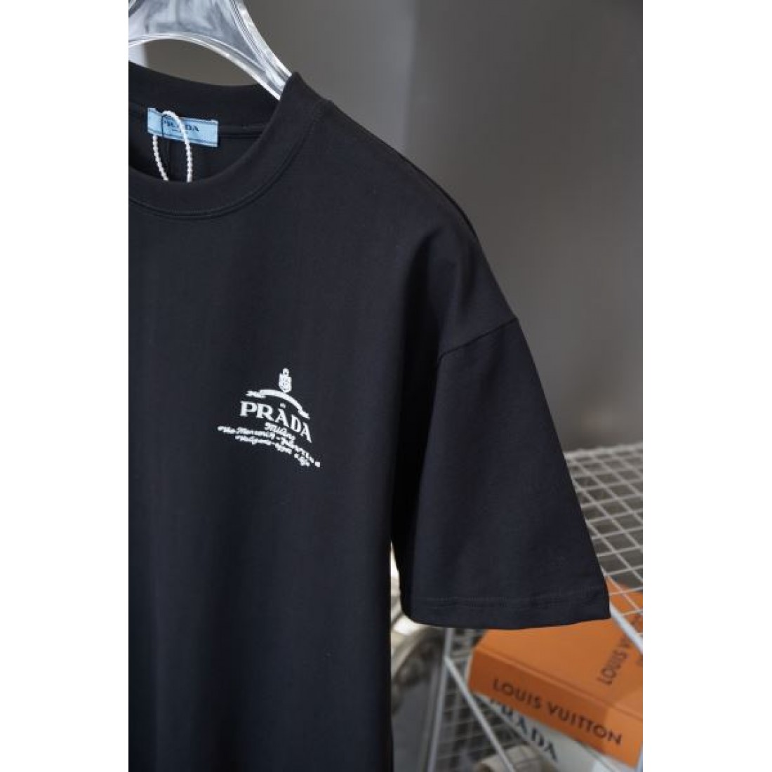 旬コーデに最適 PRADA プラダ コピー 半袖Tシャツ オールシーズン活躍