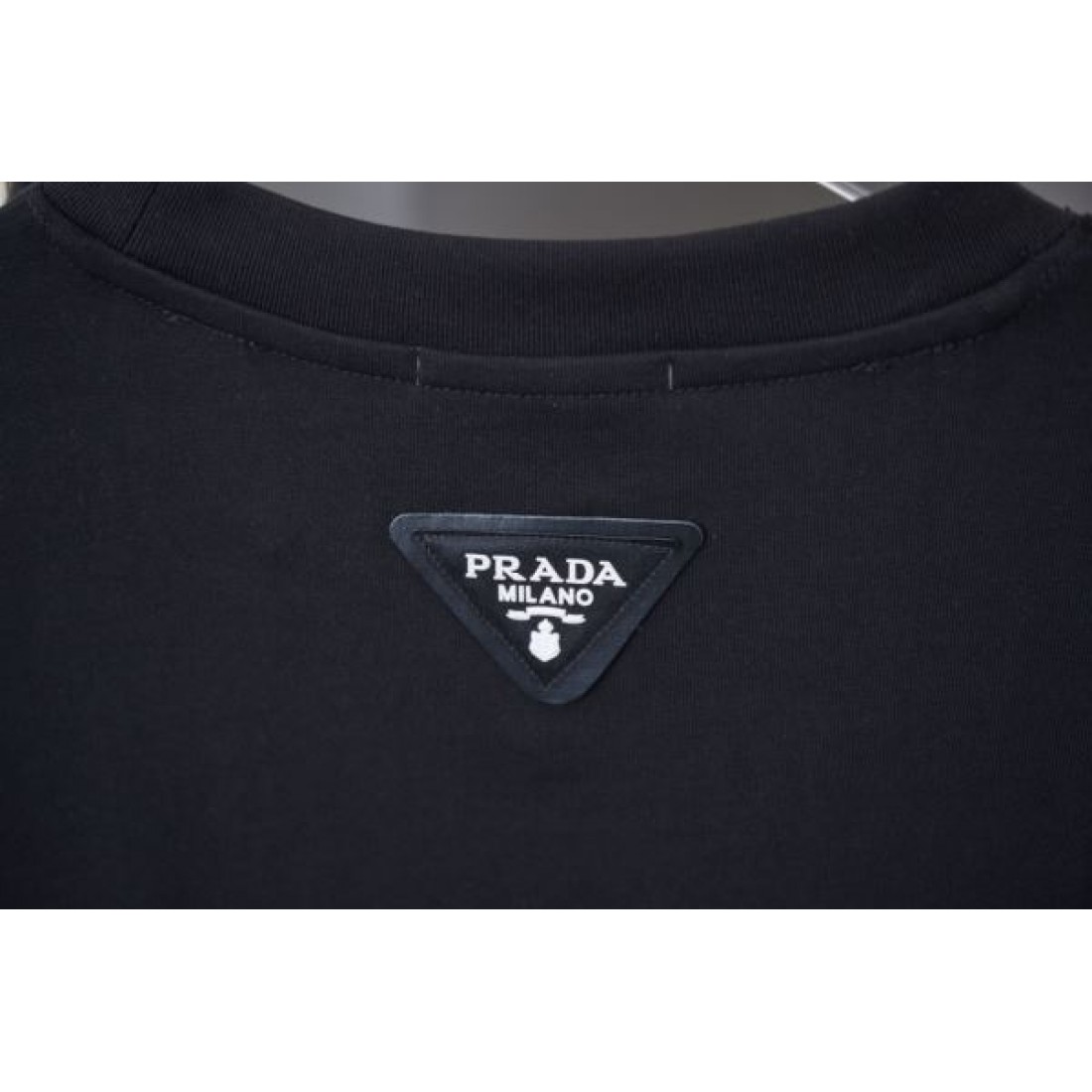 旬コーデに最適 PRADA プラダ コピー 半袖Tシャツ オールシーズン活躍