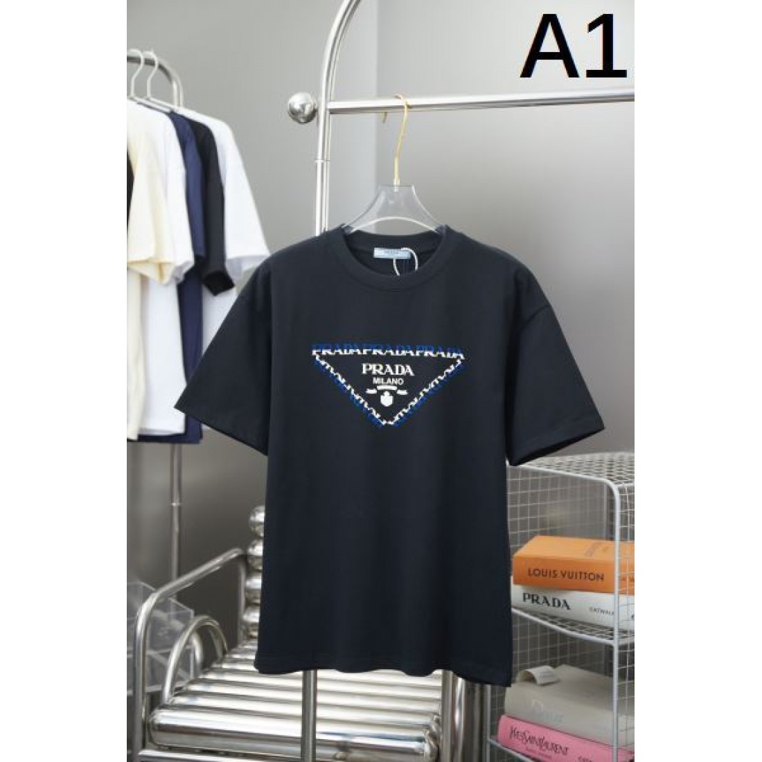 上品で軽快な印象の PRADA プラダ コピー 半袖Tシャツ モダンな魅力