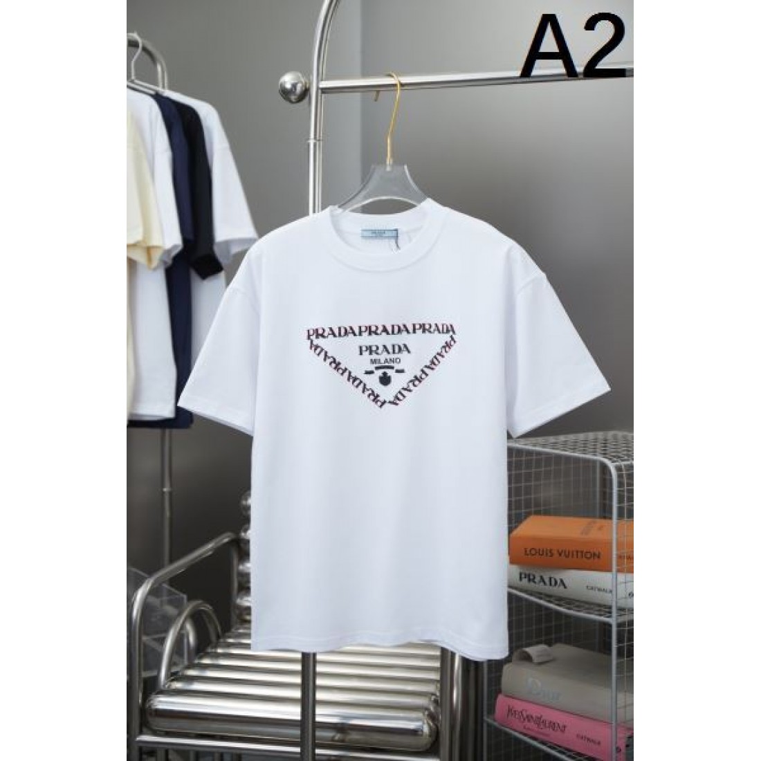  上品で軽快な印象の PRADA プラダ コピー 半袖Tシャツ モダンな魅力