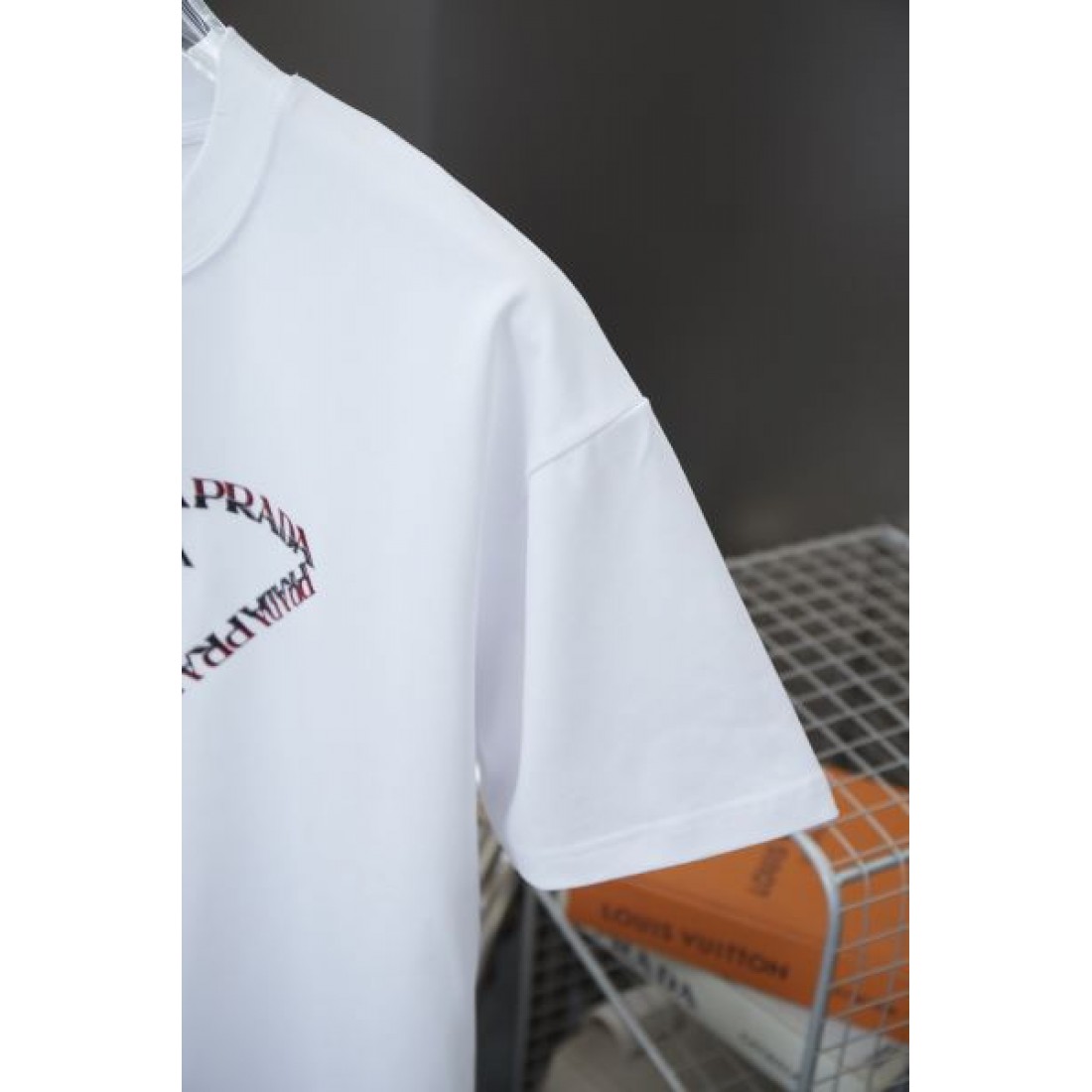  上品で軽快な印象の PRADA プラダ コピー 半袖Tシャツ モダンな魅力