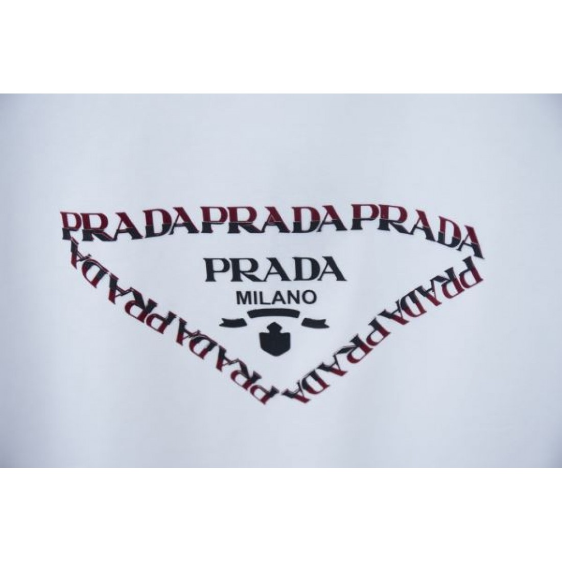  上品で軽快な印象の PRADA プラダ コピー 半袖Tシャツ モダンな魅力