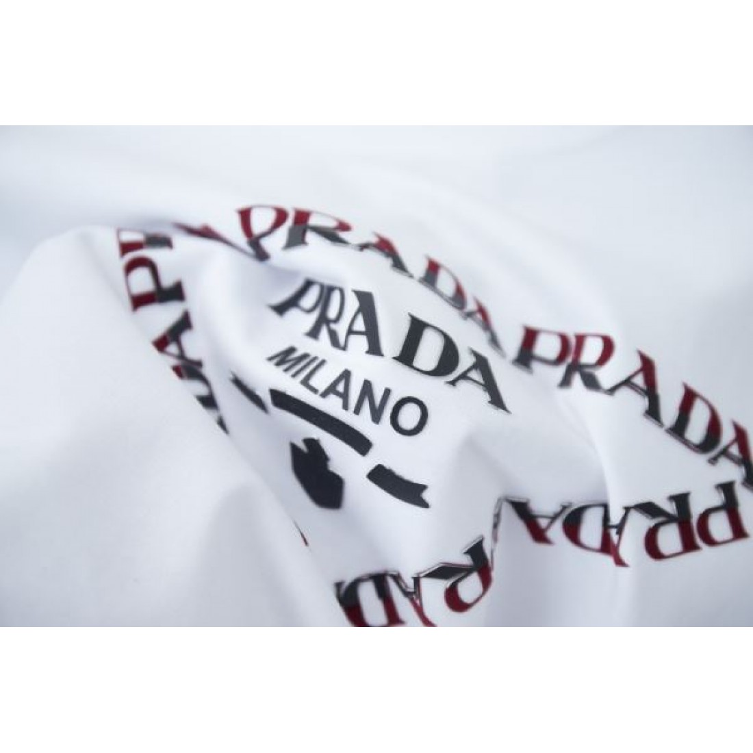  上品で軽快な印象の PRADA プラダ コピー 半袖Tシャツ モダンな魅力