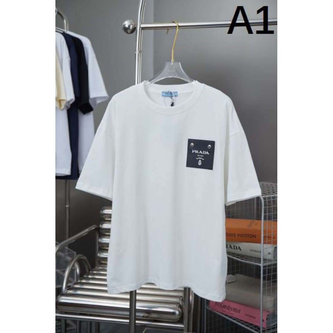 モード感と洗練が融合した プラダ コピー 半袖Tシャツ PRADA 個性