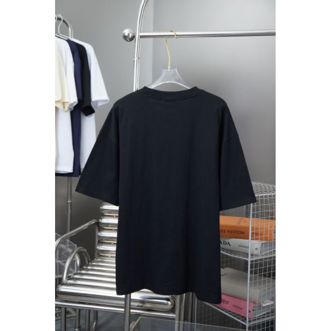 モード感と洗練が融合した プラダ コピー 半袖Tシャツ PRADA 個性