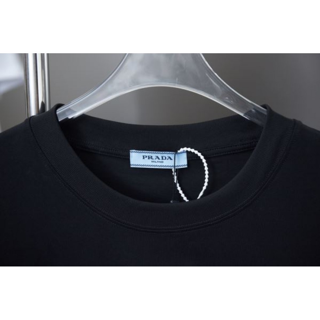 モード感と洗練が融合した プラダ コピー 半袖Tシャツ PRADA 個性