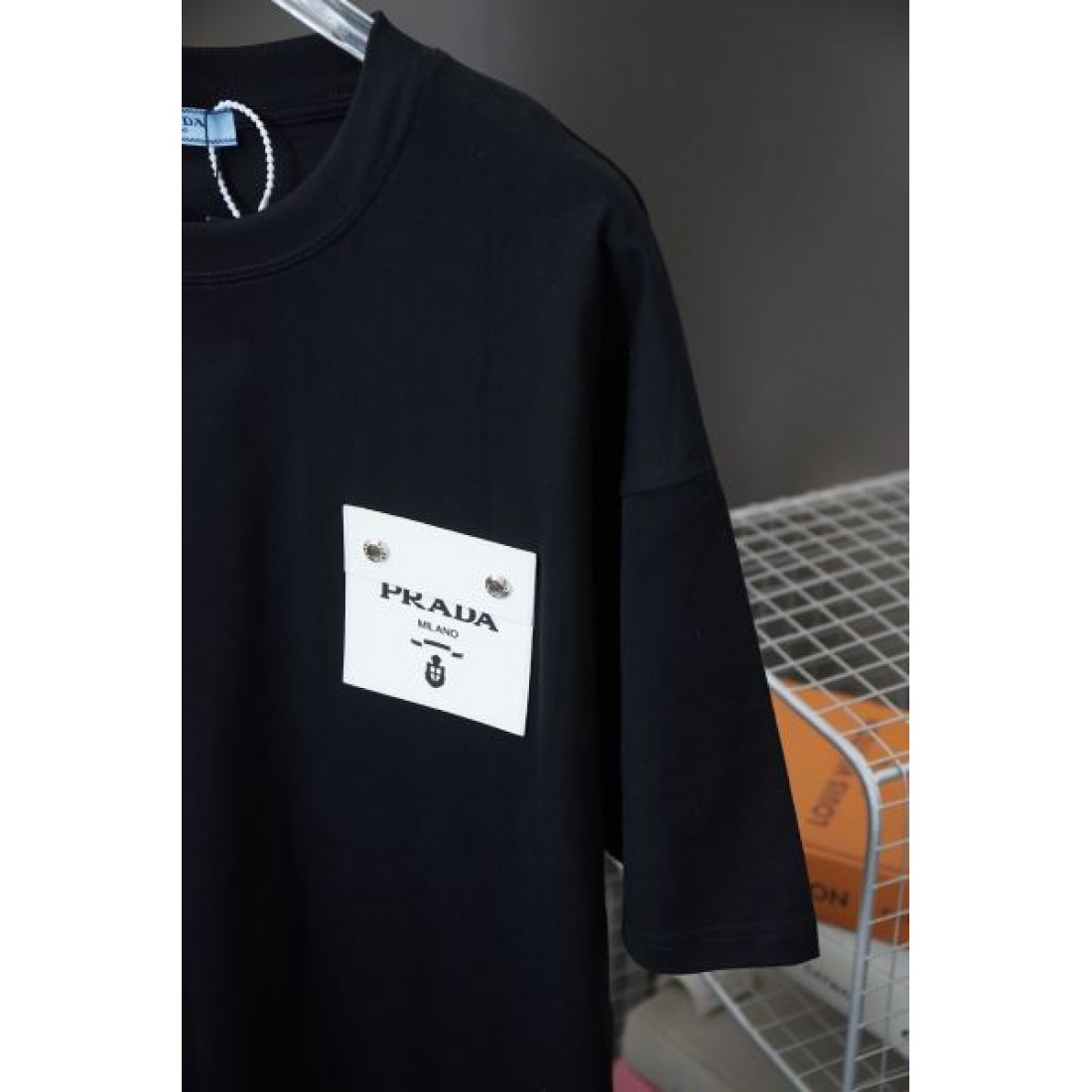モード感と洗練が融合した プラダ コピー 半袖Tシャツ PRADA 個性