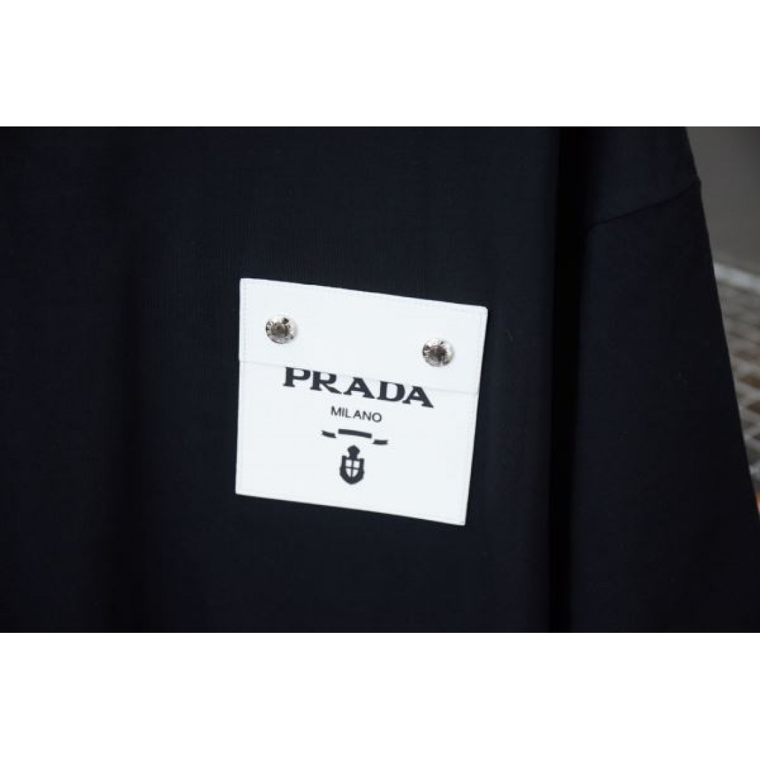 モード感と洗練が融合した プラダ コピー 半袖Tシャツ PRADA 個性