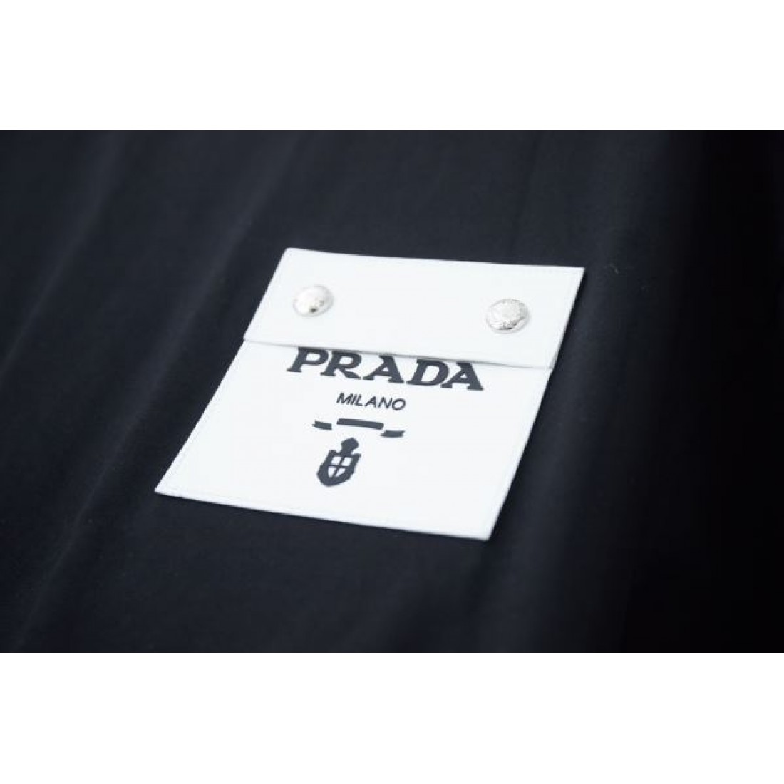 モード感と洗練が融合した プラダ コピー 半袖Tシャツ PRADA 個性