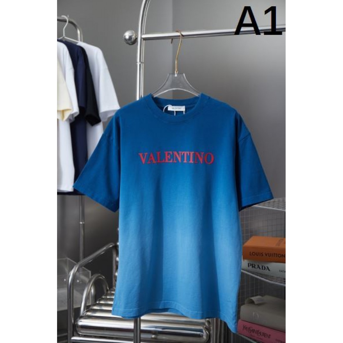 爽やかで高級感のある VALENTINO コピー ヴァレンティノ 半袖Tシャツ