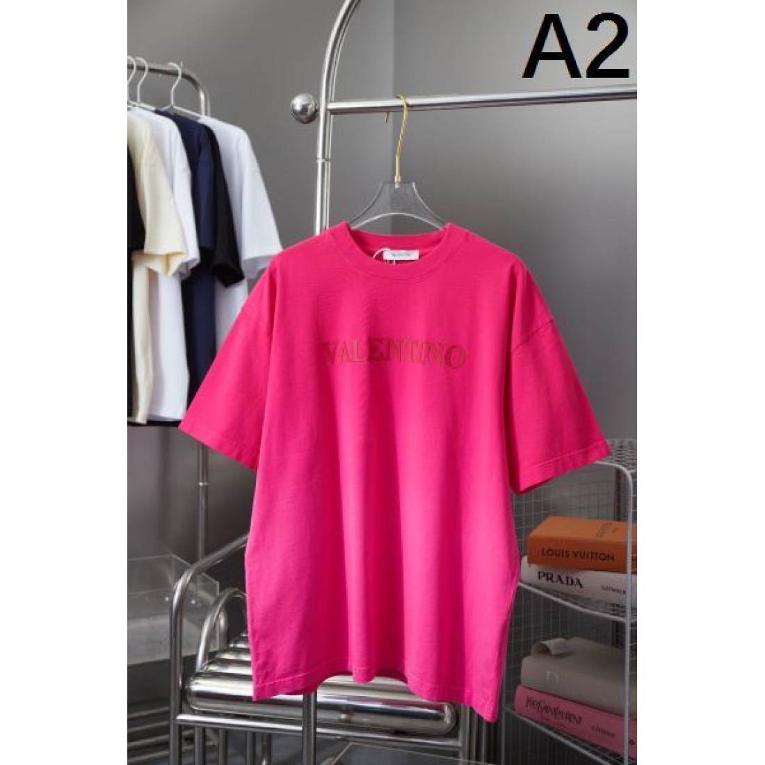 爽やかで高級感のある VALENTINO コピー ヴァレンティノ 半袖Tシャツ