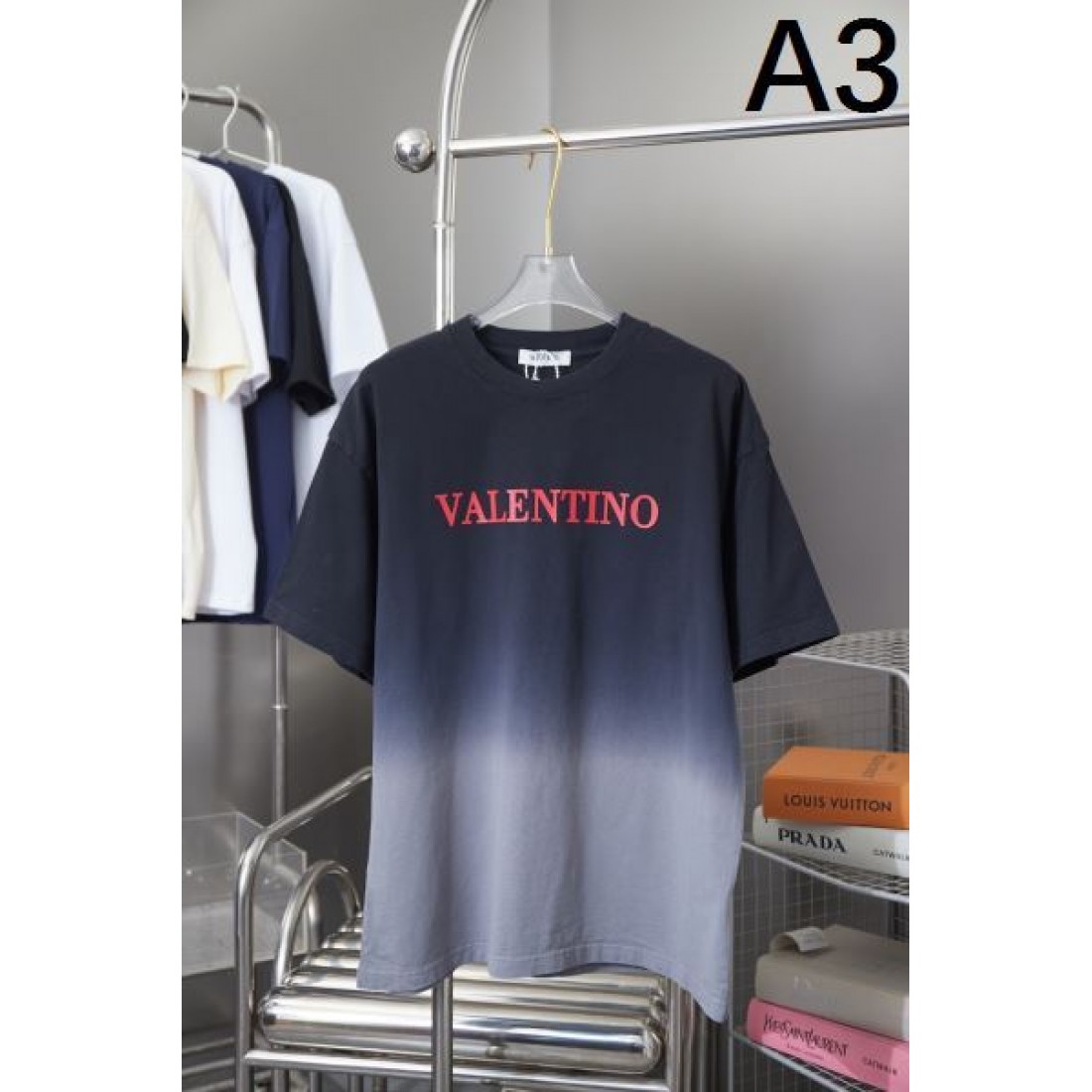 爽やかで高級感のある VALENTINO コピー ヴァレンティノ 半袖Tシャツ
