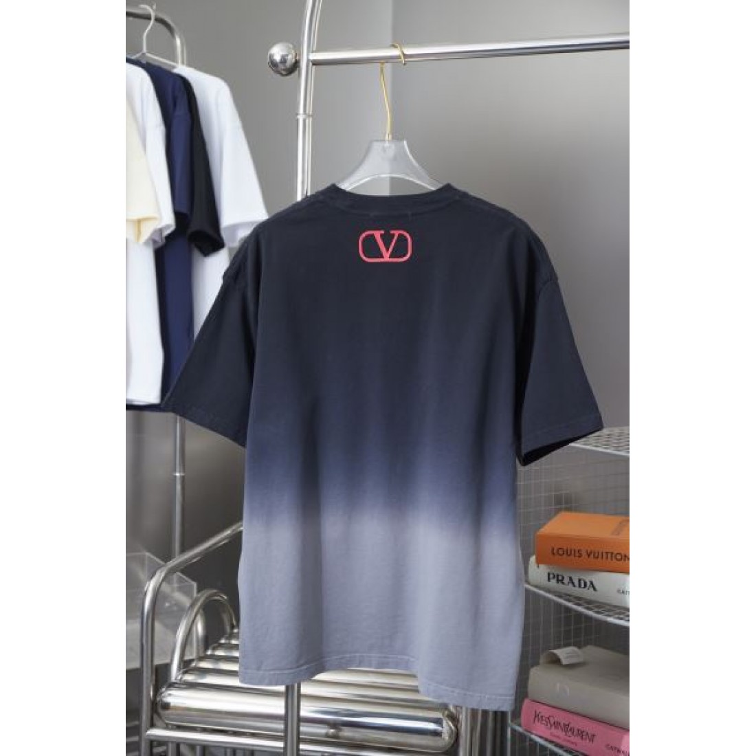 爽やかで高級感のある VALENTINO コピー ヴァレンティノ 半袖Tシャツ