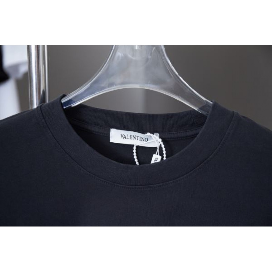 爽やかで高級感のある VALENTINO コピー ヴァレンティノ 半袖Tシャツ