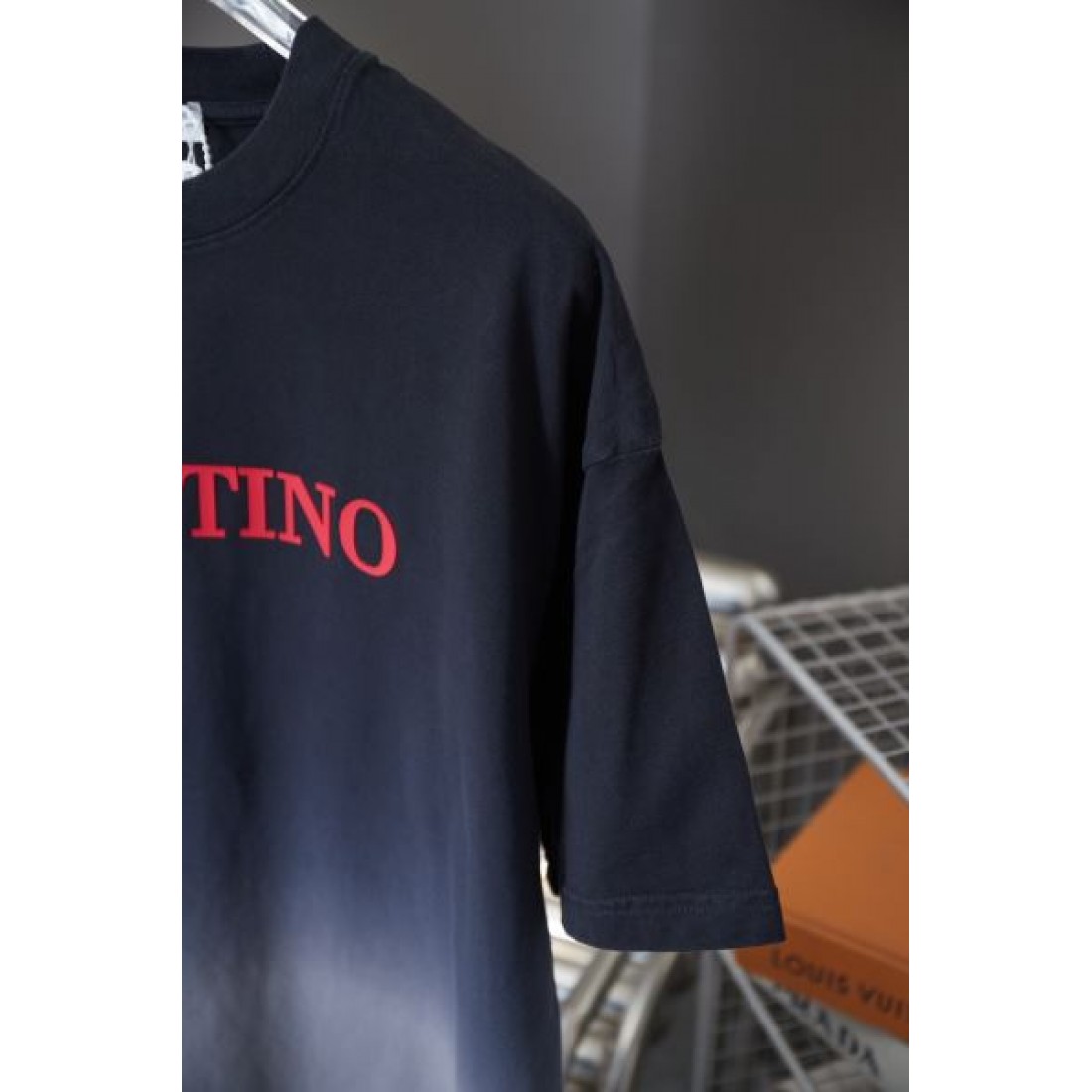 爽やかで高級感のある VALENTINO コピー ヴァレンティノ 半袖Tシャツ