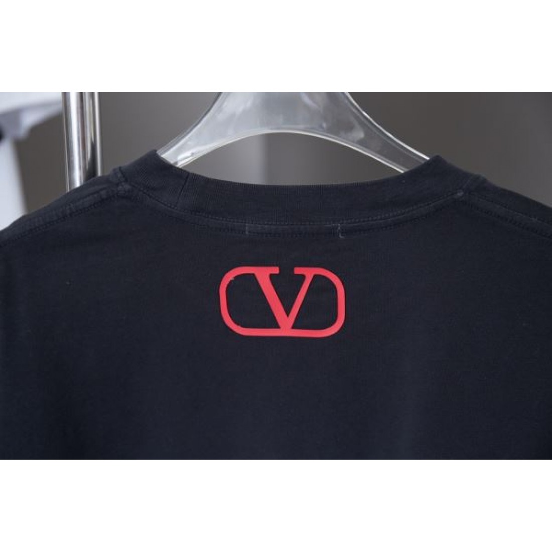 爽やかで高級感のある VALENTINO コピー ヴァレンティノ 半袖Tシャツ