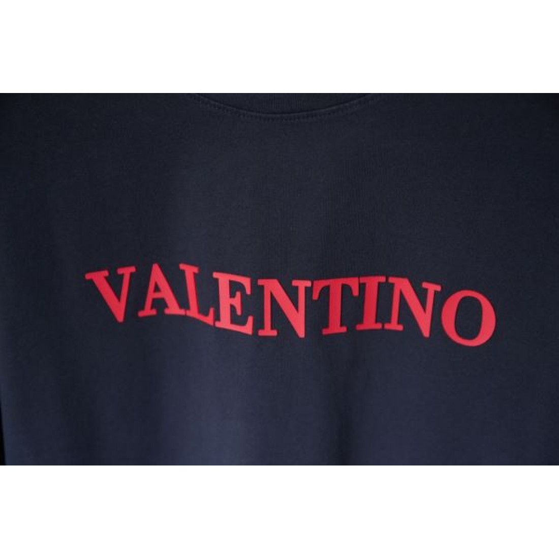 爽やかで高級感のある VALENTINO コピー ヴァレンティノ 半袖Tシャツ