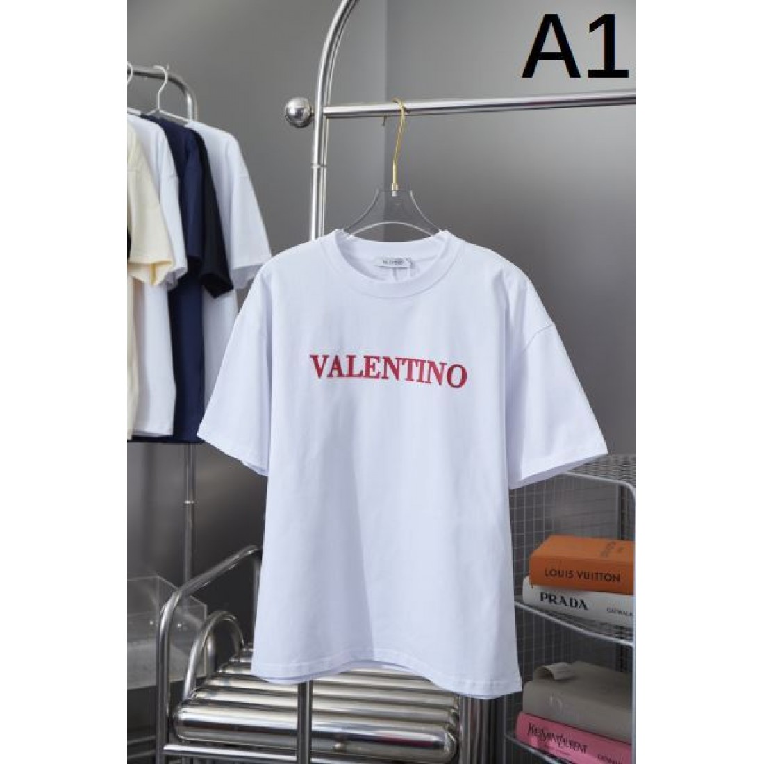 高級感とモード感を兼ね備えた VALENTINO ヴァレンティノ コピー 半袖Tシャツ