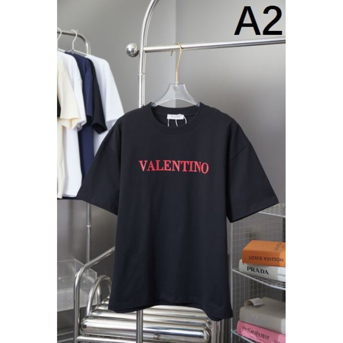  高級感とモード感を兼ね備えた VALENTINO ヴァレンティノ コピー 半袖Tシャツ