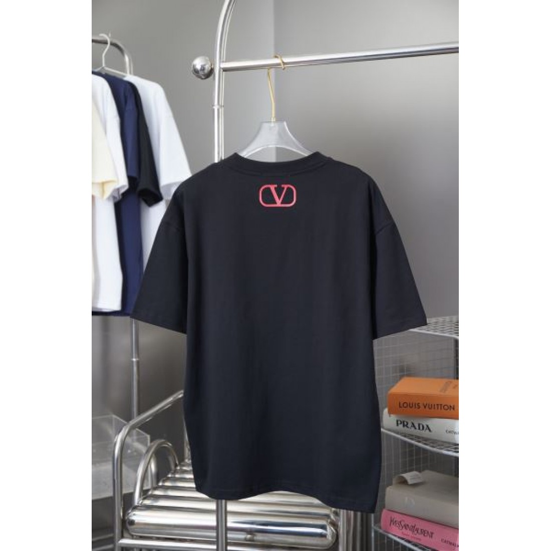  高級感とモード感を兼ね備えた VALENTINO ヴァレンティノ コピー 半袖Tシャツ