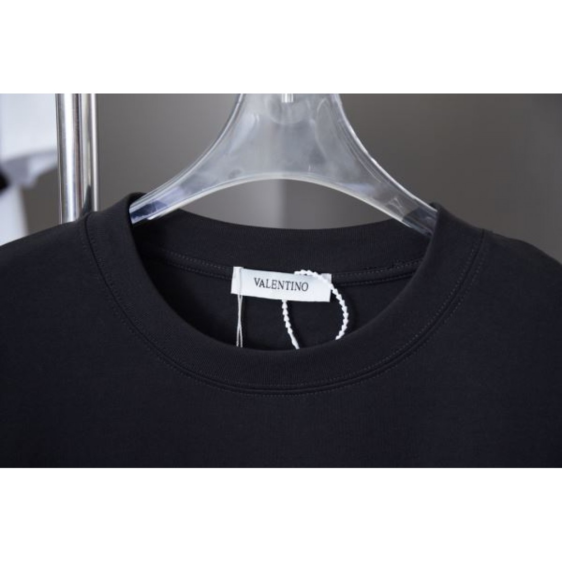  高級感とモード感を兼ね備えた VALENTINO ヴァレンティノ コピー 半袖Tシャツ