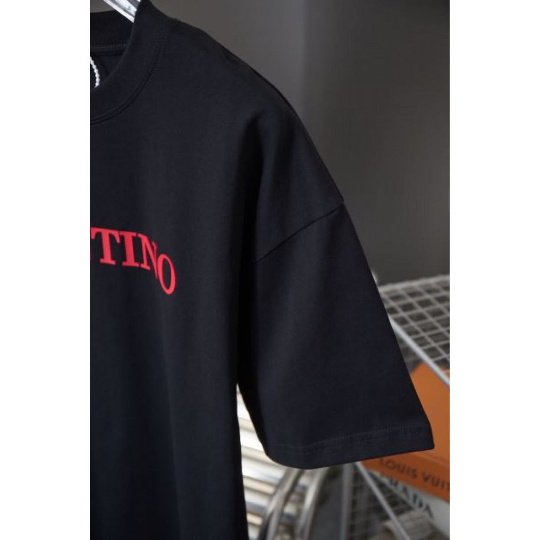  高級感とモード感を兼ね備えた VALENTINO ヴァレンティノ コピー 半袖Tシャツ