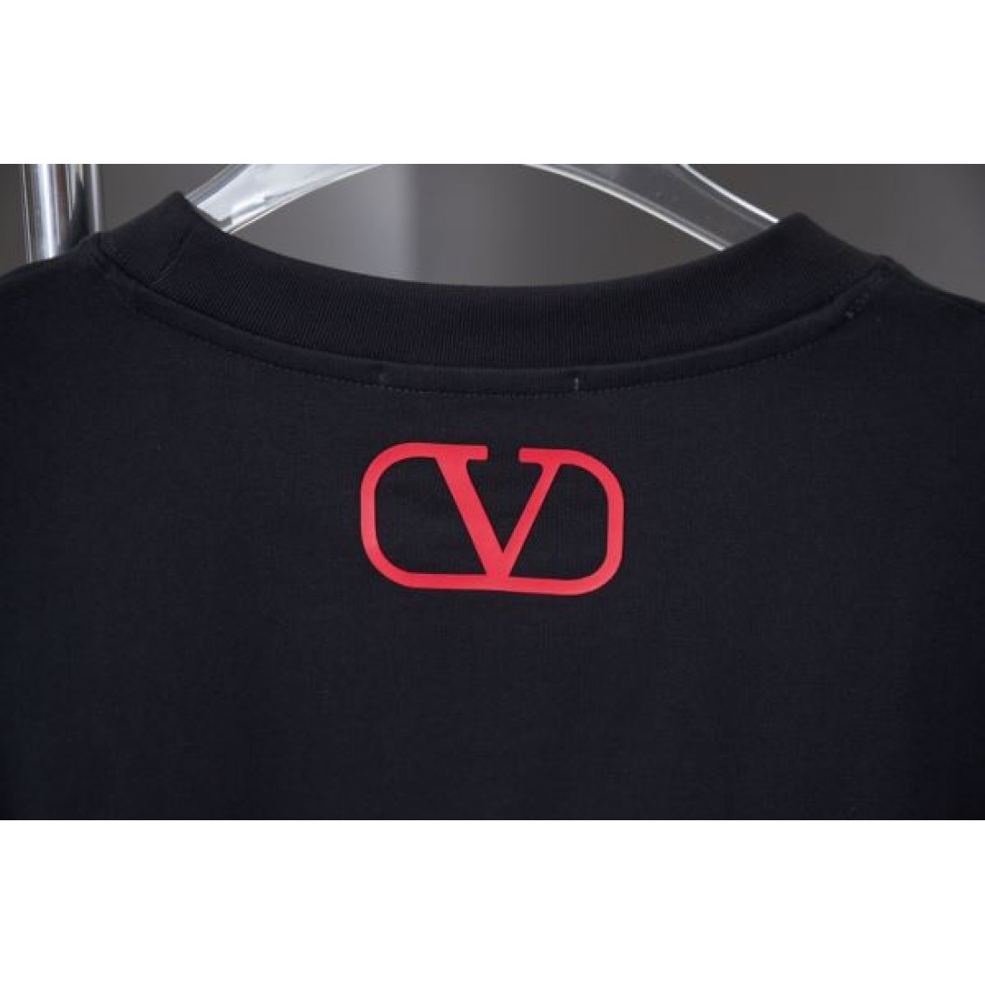  高級感とモード感を兼ね備えた VALENTINO ヴァレンティノ コピー 半袖Tシャツ