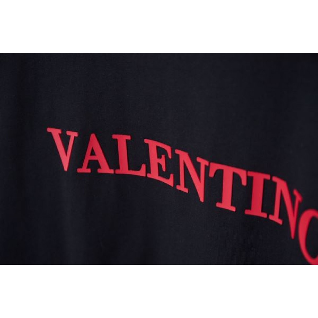  高級感とモード感を兼ね備えた VALENTINO ヴァレンティノ コピー 半袖Tシャツ