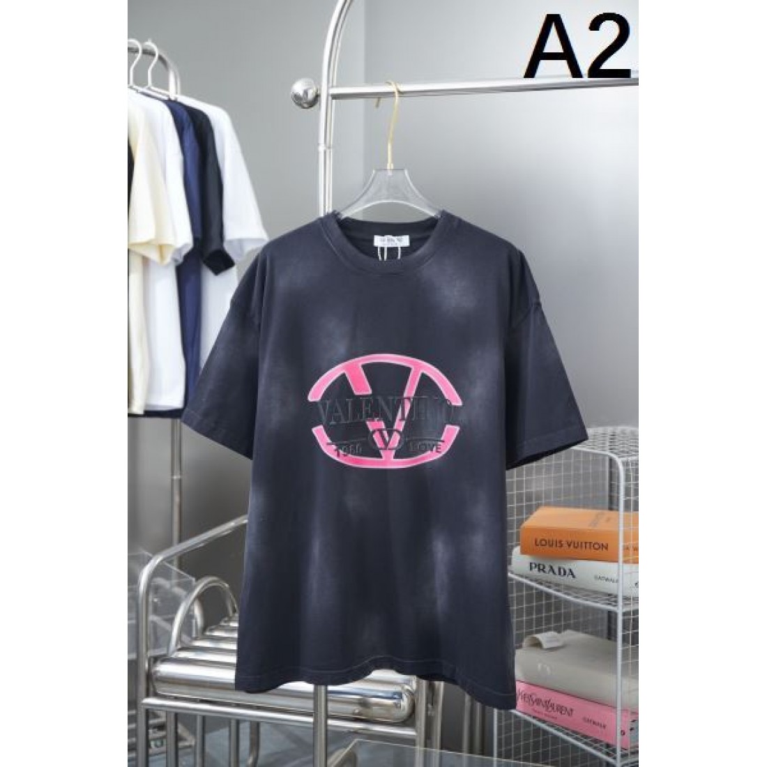 スタイリッシュで軽やかな印象の ヴァレンティノ コピー 半袖Tシャツ VALENTINO