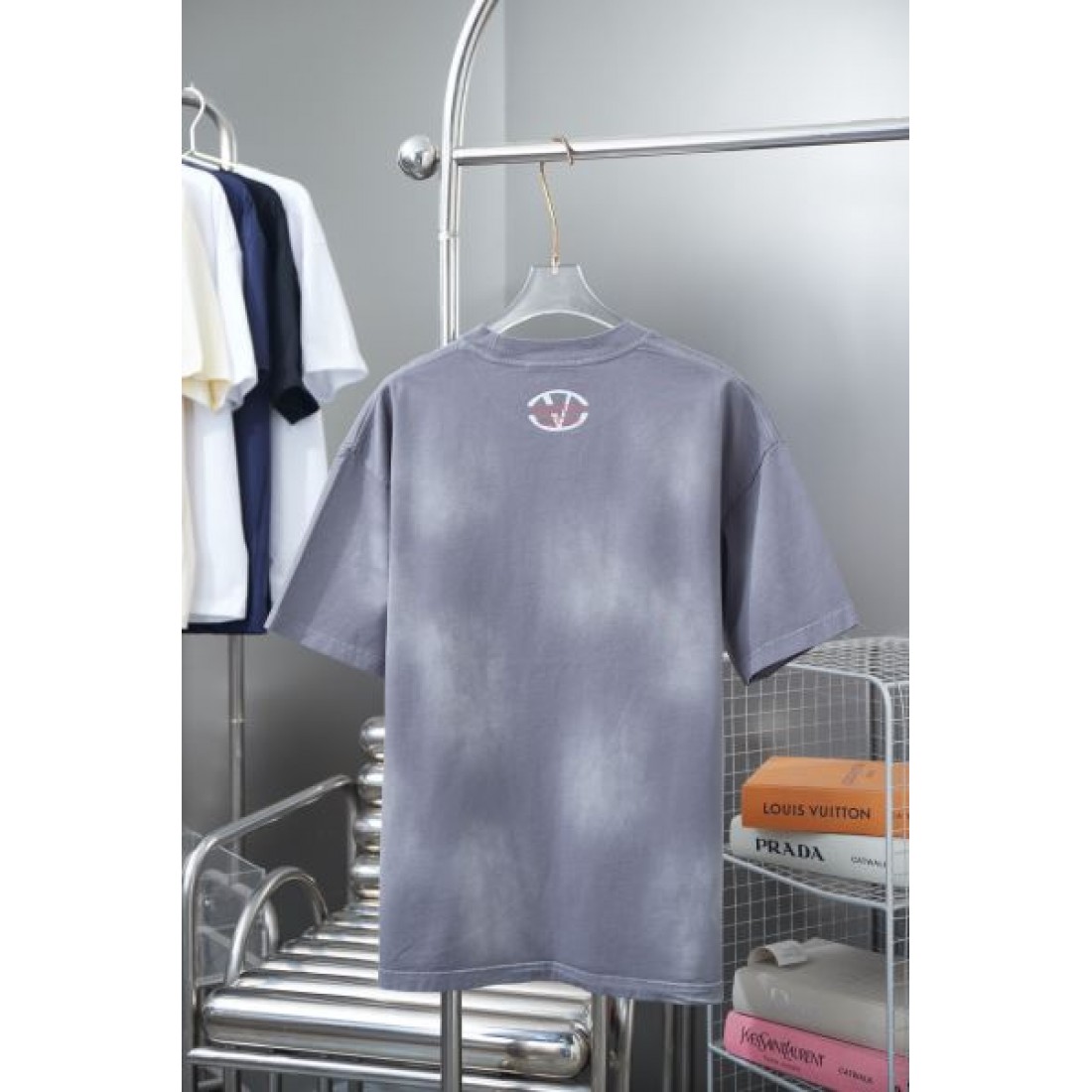 スタイリッシュで軽やかな印象の ヴァレンティノ コピー 半袖Tシャツ VALENTINO