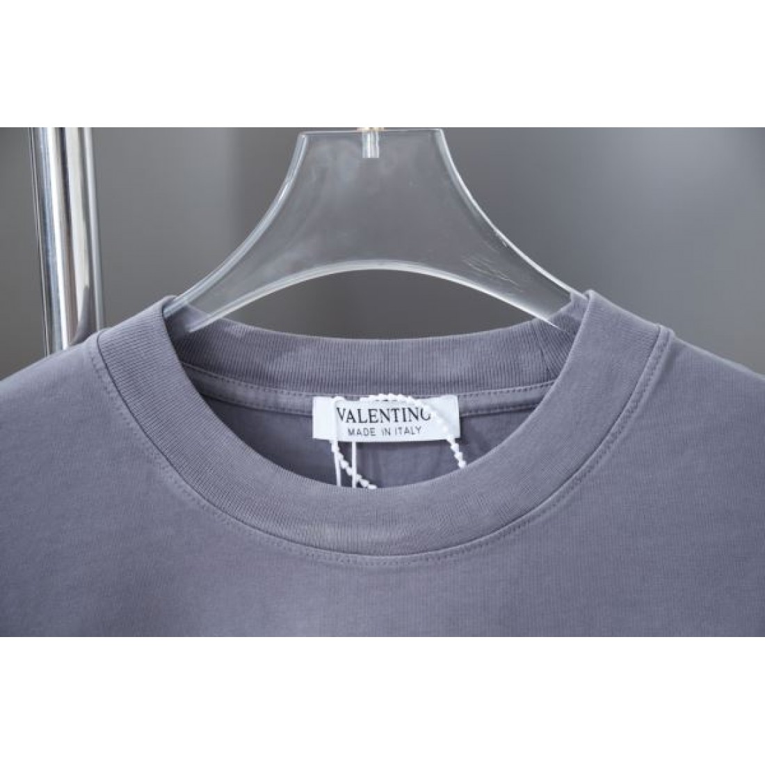 スタイリッシュで軽やかな印象の ヴァレンティノ コピー 半袖Tシャツ VALENTINO