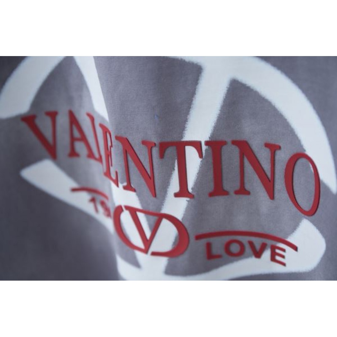 スタイリッシュで軽やかな印象の ヴァレンティノ コピー 半袖Tシャツ VALENTINO