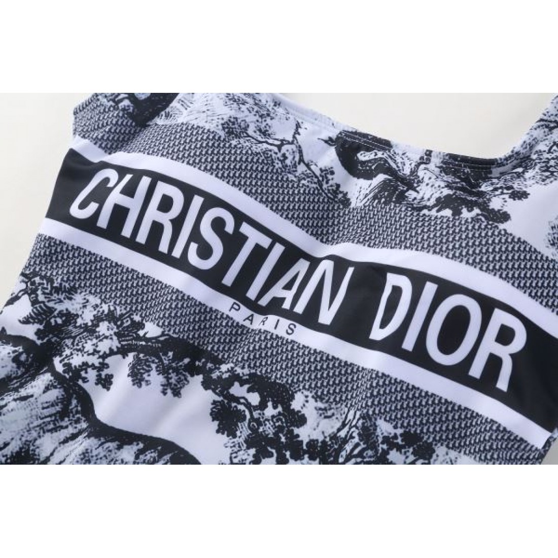 DIOR ディオール コピー 水着 軽やかでフェミニンな印象が際立つ一着