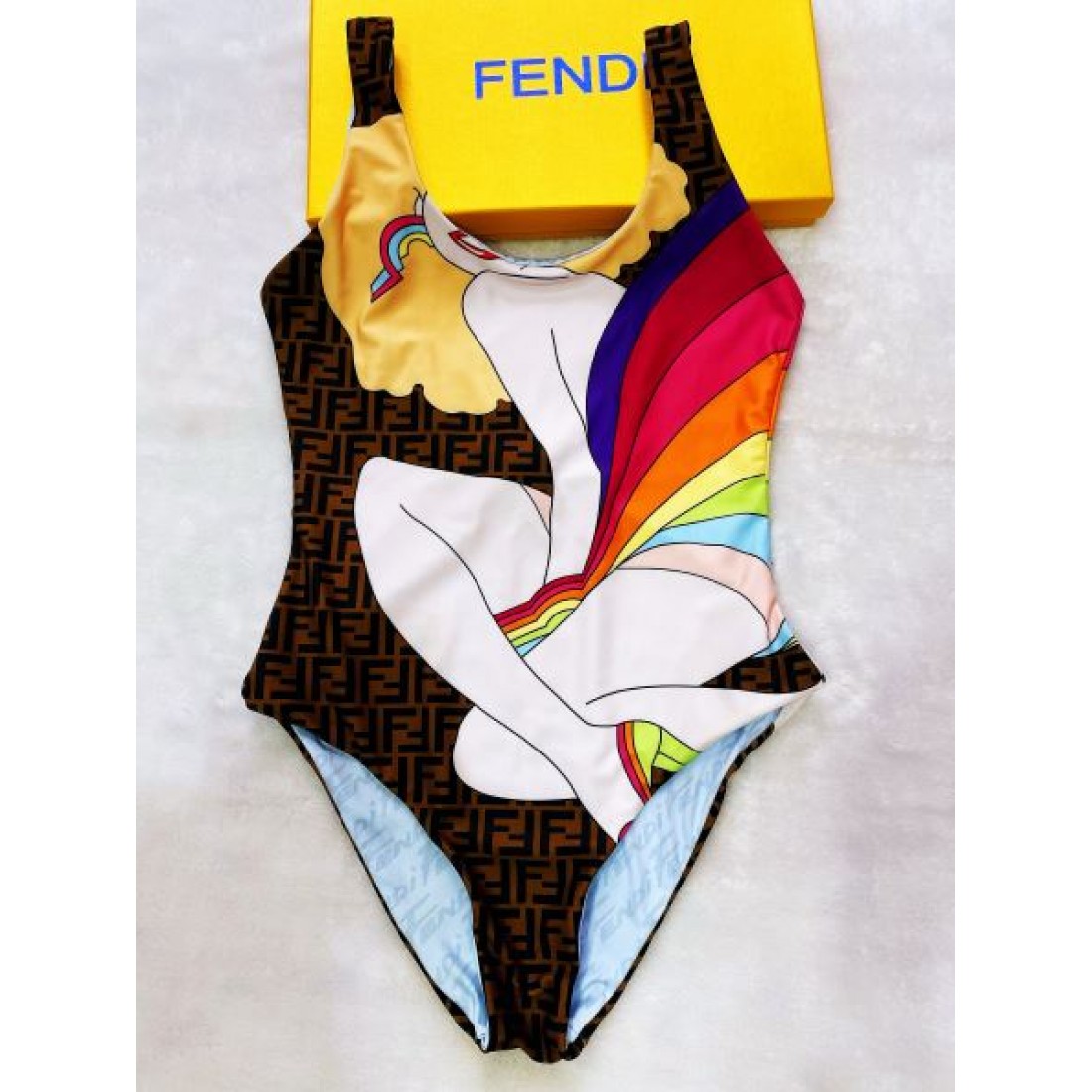 柔らかく上品な雰囲気 FENDI フェンデイ スーパー コピー 水着 美シルエット