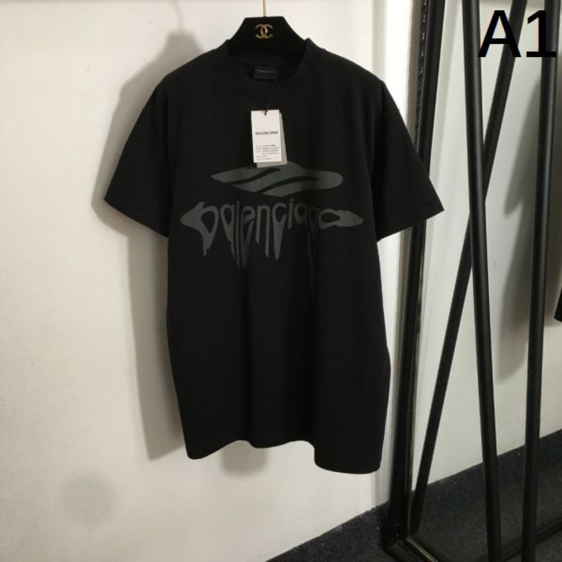 BALENCIAGA バレンシアガ コピー 半袖Tシャツ カジュアルでありながら個性的な一枚