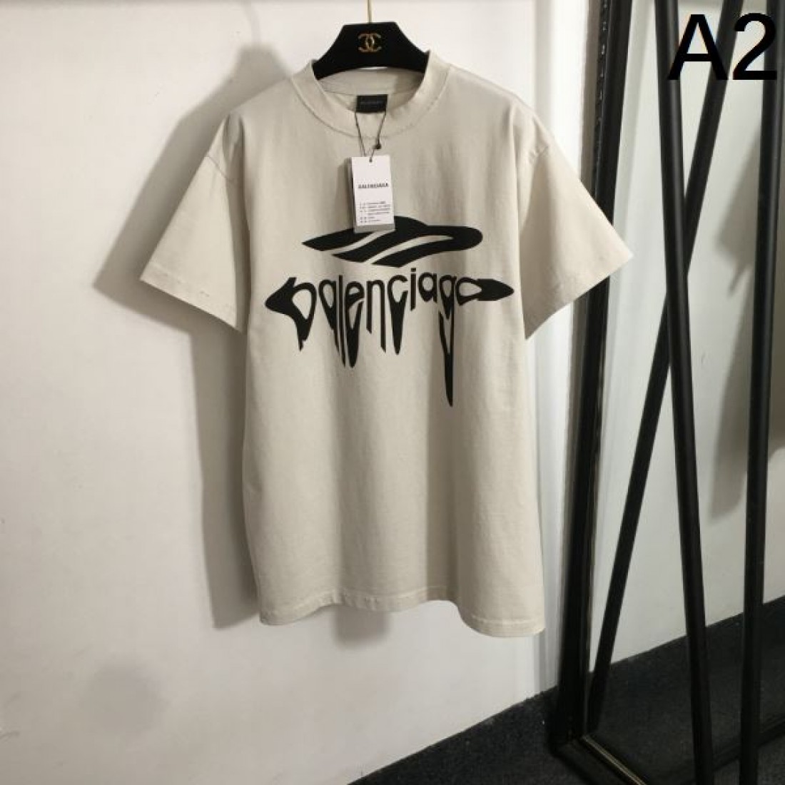 BALENCIAGA バレンシアガ コピー 半袖Tシャツ カジュアルでありながら個性的な一枚
