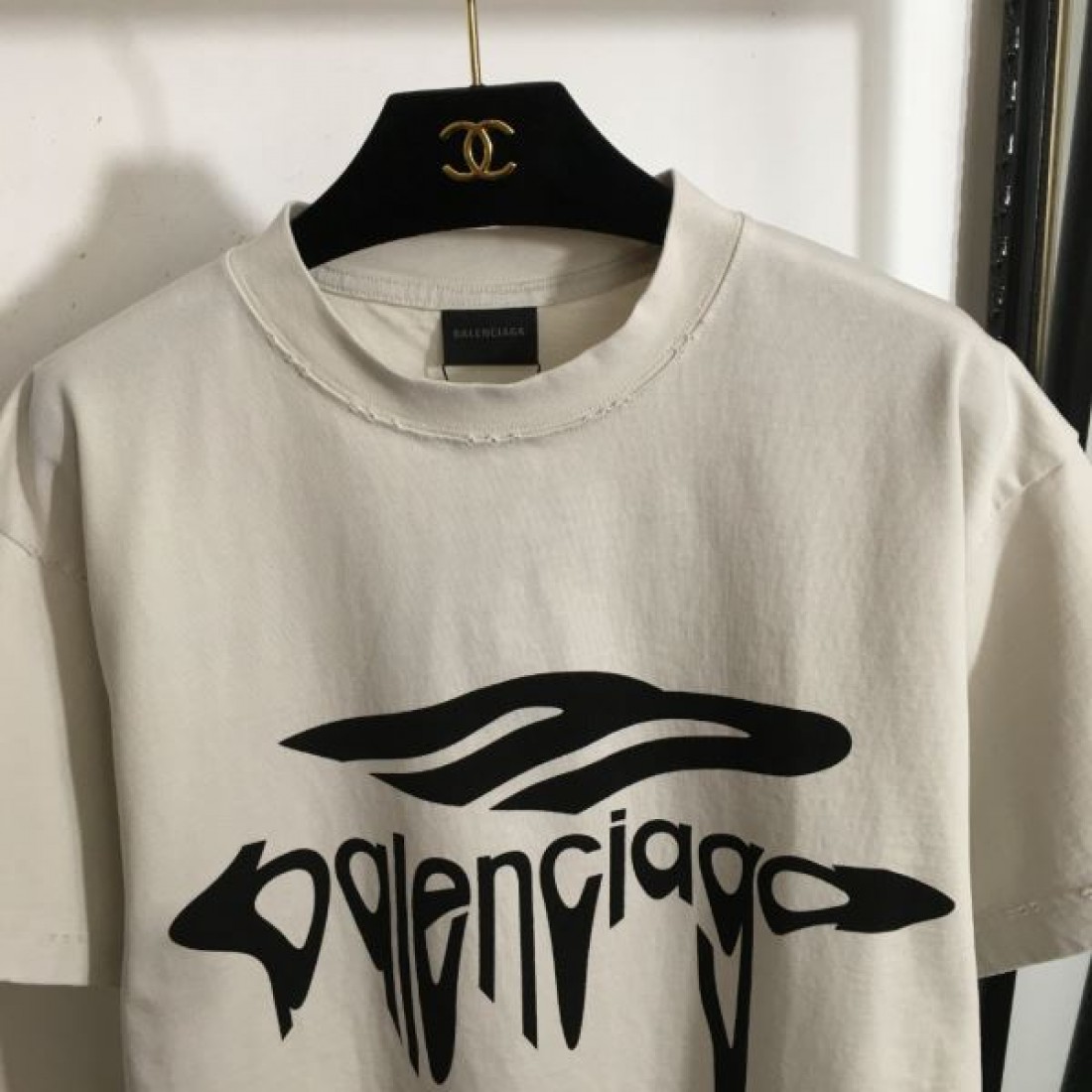 BALENCIAGA バレンシアガ コピー 半袖Tシャツ カジュアルでありながら個性的な一枚