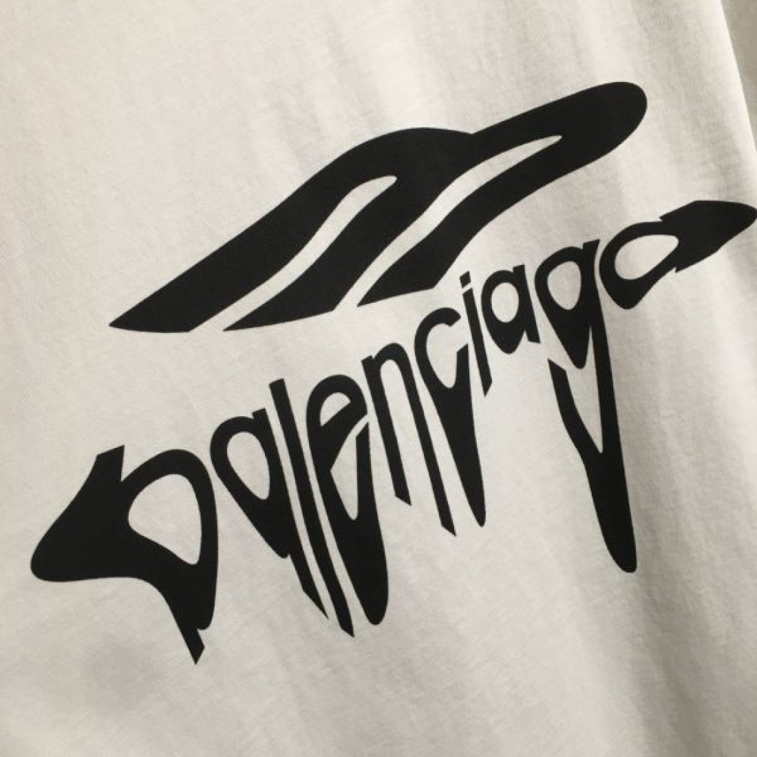 BALENCIAGA バレンシアガ コピー 半袖Tシャツ カジュアルでありながら個性的な一枚