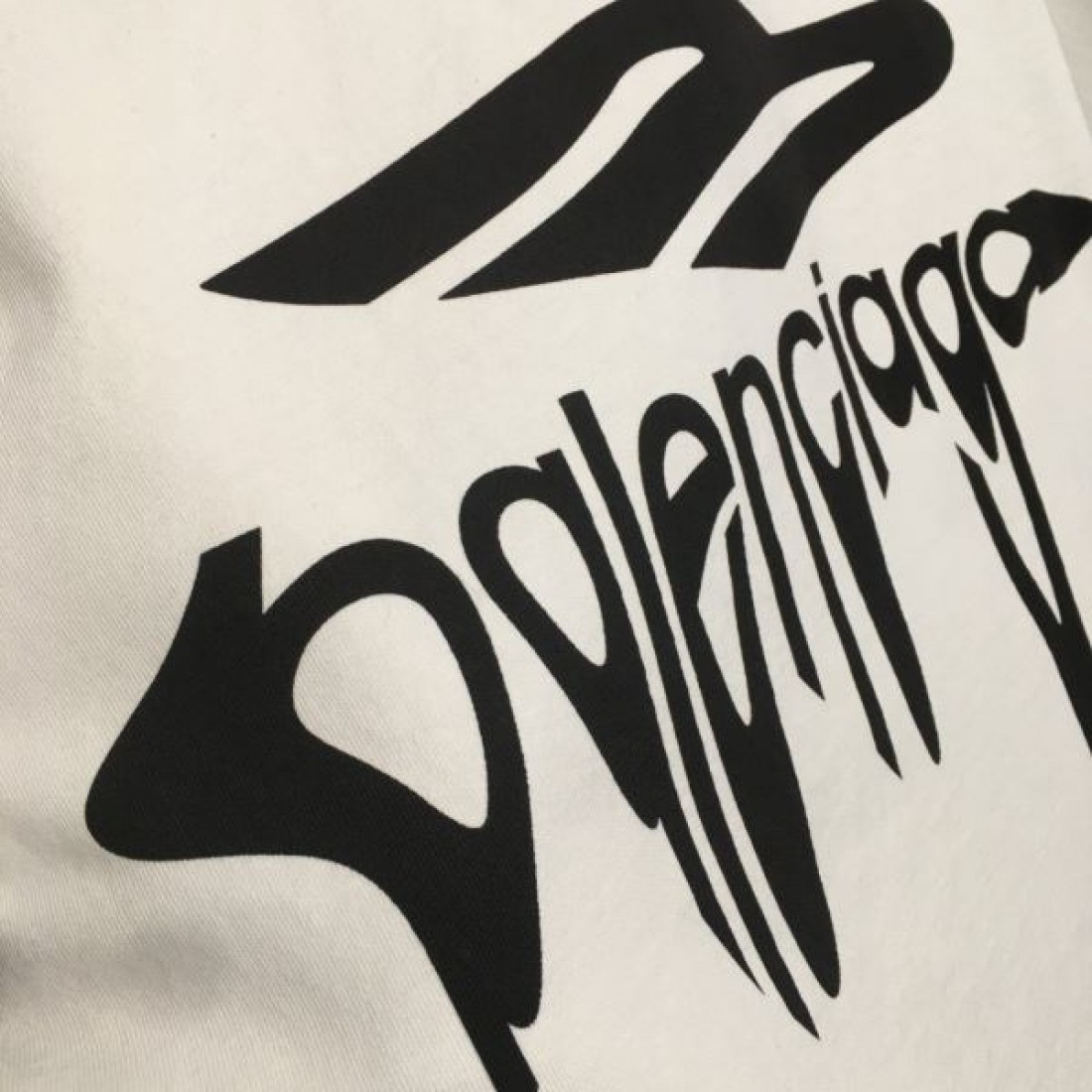 BALENCIAGA バレンシアガ コピー 半袖Tシャツ カジュアルでありながら個性的な一枚