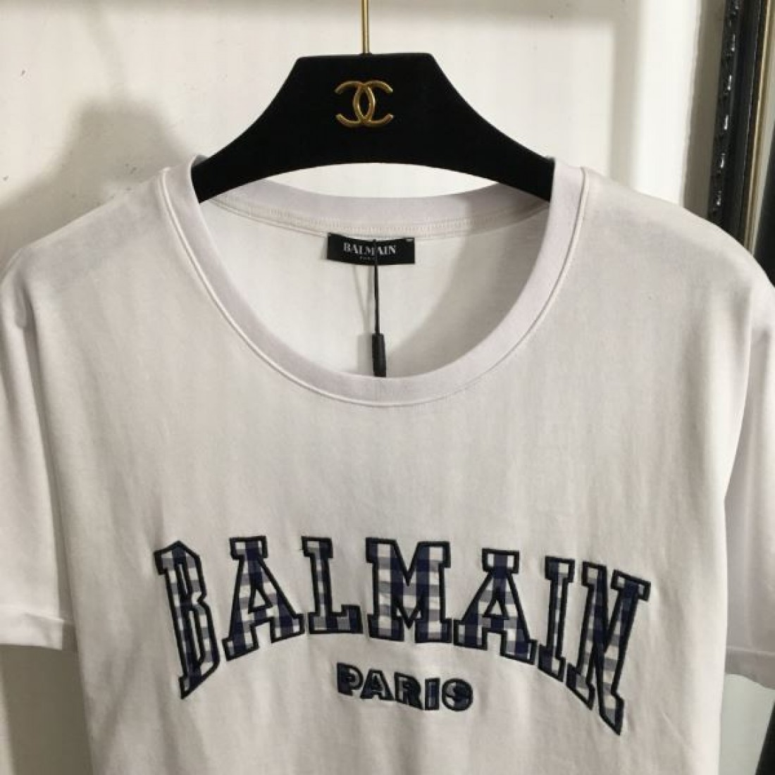今季は色を使った注目新品 BALMAIN バルマン コピー 半袖Tシャツ 季節限定商品