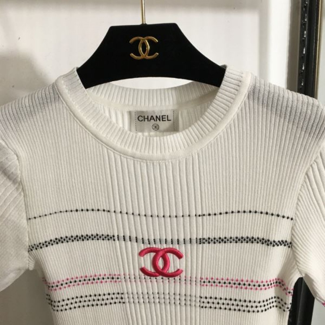 引き続き注目のスタイル CHANEL シャネル コピー 半袖ニット 大注目の新作