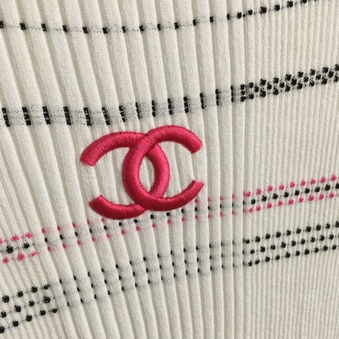 引き続き注目のスタイル CHANEL シャネル コピー 半袖ニット 大注目の新作