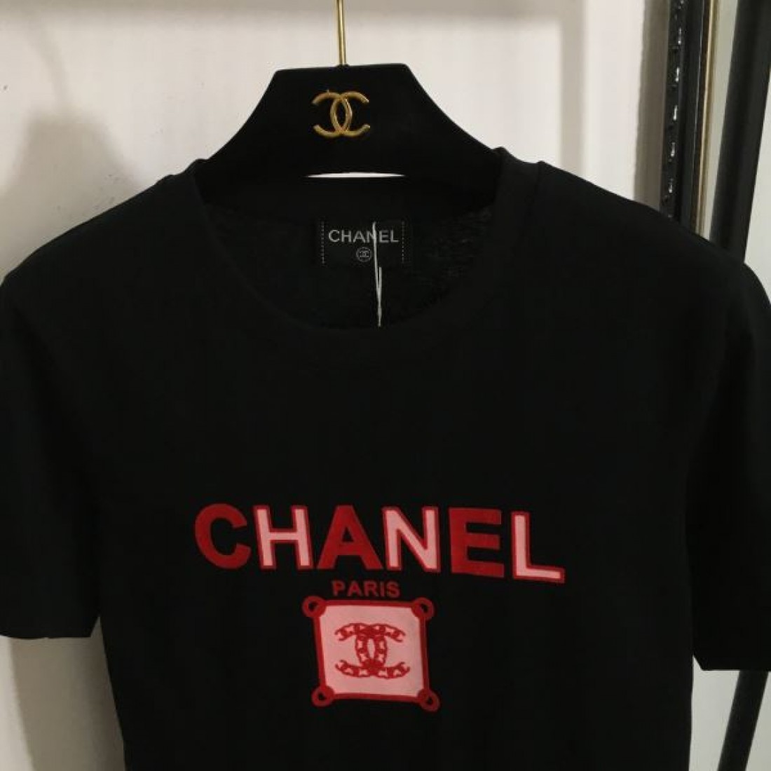 CHANEL スーパーコピー 半袖Tシャツ ロゴ クールな印象に見せる シャネル