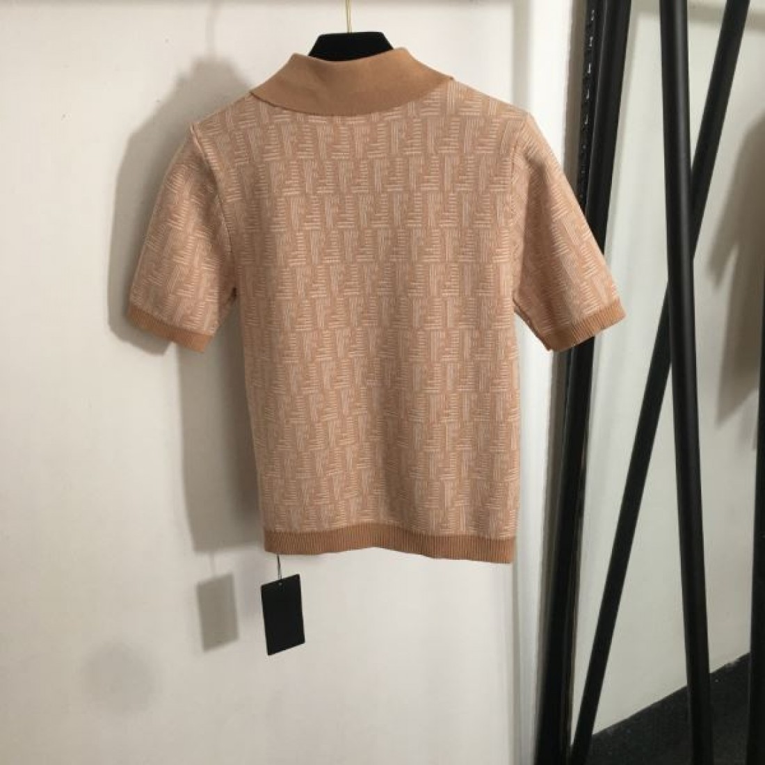 洗練された美しさ FENDI フェンデイ コピー 半袖ニット エレガントな雰囲気