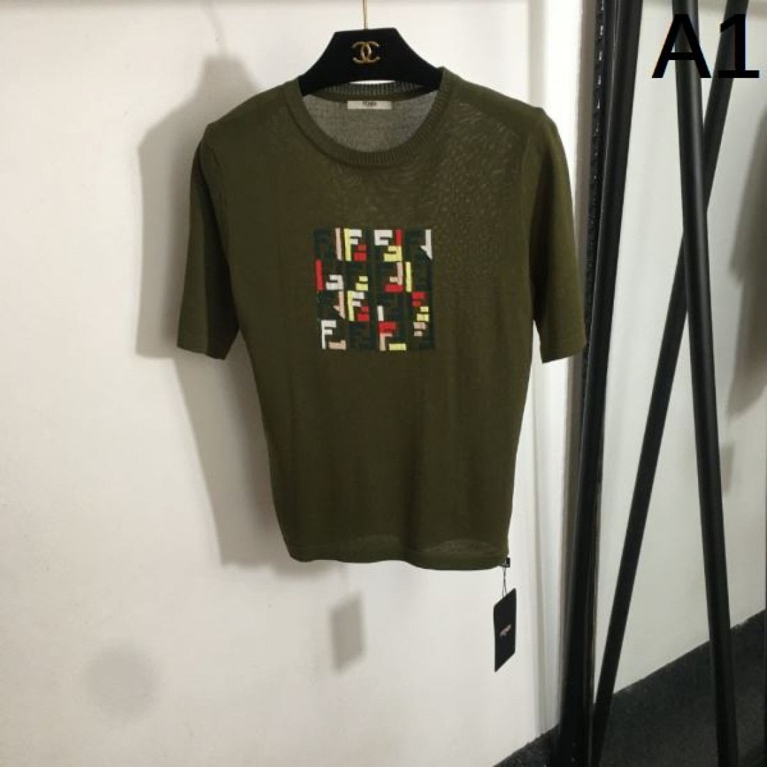 シーズンの流行にチェック FENDI フェンデイ コピー 半袖Tシャツ 上質な素材感