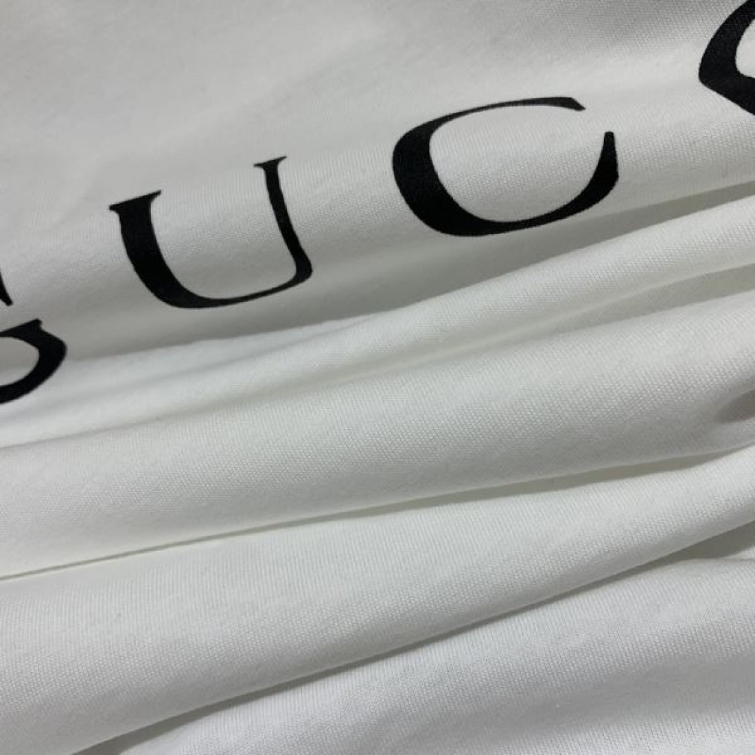 スタイリッシュなスタイル GUCCI グッチ コピー 半袖Tシャツ SNS映え抜群