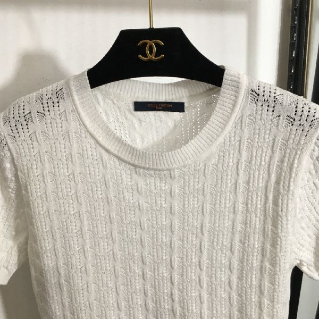 都会感と落ち着きを兼ね備えた LOUIS VUITTON ルイヴィトン コピー 半袖ニット
