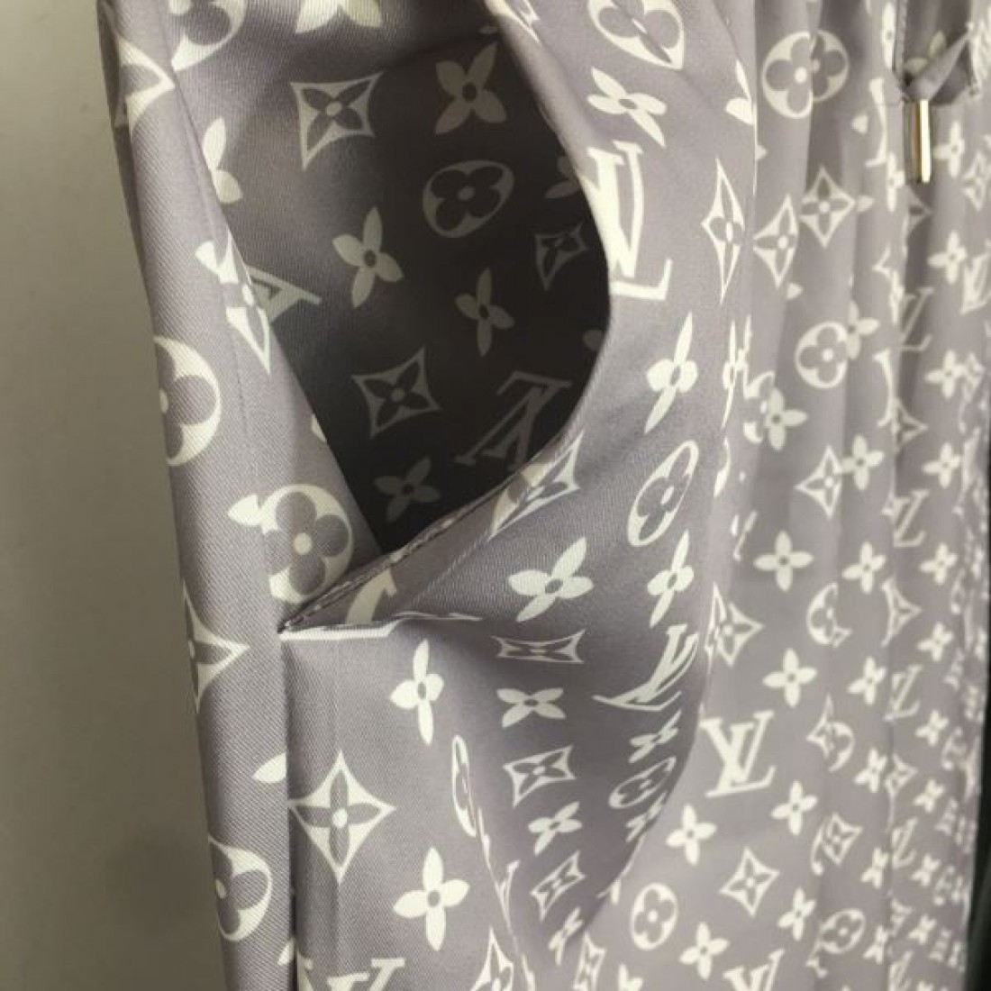 ラグジュアリーで洗練された LOUIS VUITTON ルイヴィトン コピー 上下セット
