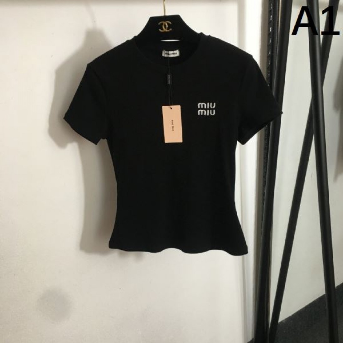 華やかでフェミニンな印象を演出する MIU MIU ミュウミュウ コピー 半袖Tシャツ