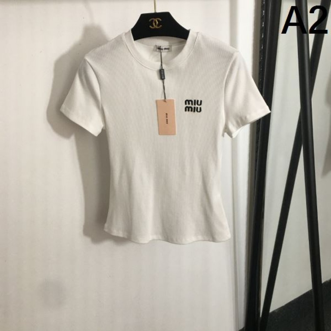 華やかでフェミニンな印象を演出する MIU MIU ミュウミュウ コピー 半袖Tシャツ 